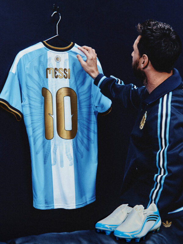 π¦π·π Messi Farewell Jersey 2026 | Premium Edition 4 Messi Farewell Jersey 2026 Premium Edition in regular fit with stand-up collar and full closure zipper.